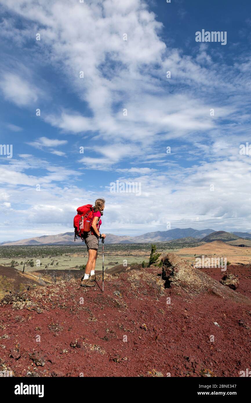 Vicky Frühjahr wandern die Wilderness Trail im Krater des Mondes National Monument, Idaho, USA, Juli 2015. Model Released. Stockfoto