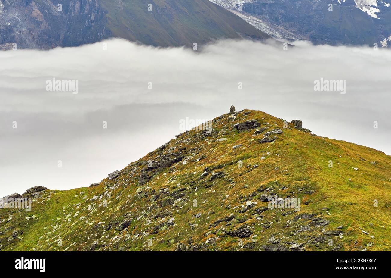 Neblige Gipfel der Großglockner Alpenstraße Stockfoto