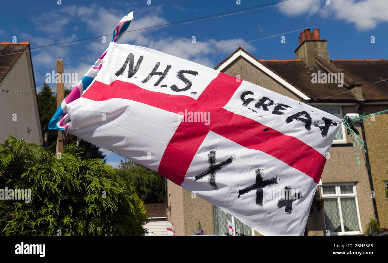 Eine englische Flagge, die vor einem Suburban-Haus in Südwestlondon mit den Worten, NHS-Great, und drei X, Küsse fliegt. Stockfoto