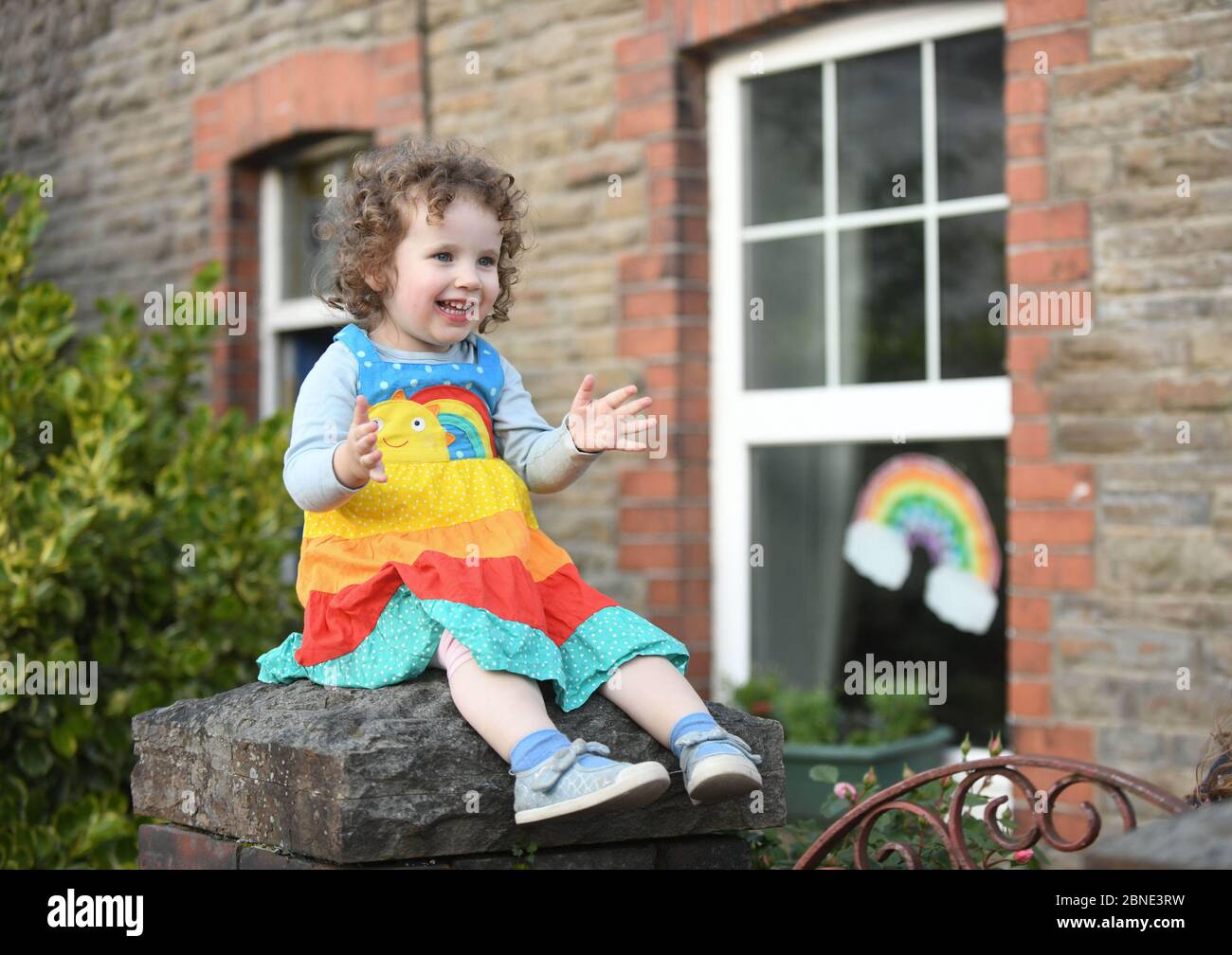 Swansea, Wales, Großbritannien. Mai 2020. Lillian Joy Alter zwei zeigt ihre Wertschätzung für NHS und Key Workers, indem sie während des Claps für unsere Betreuer vor ihrem Haus in Swansea klatscht. Quelle : Robert Melen/Alamy Live News. Stockfoto