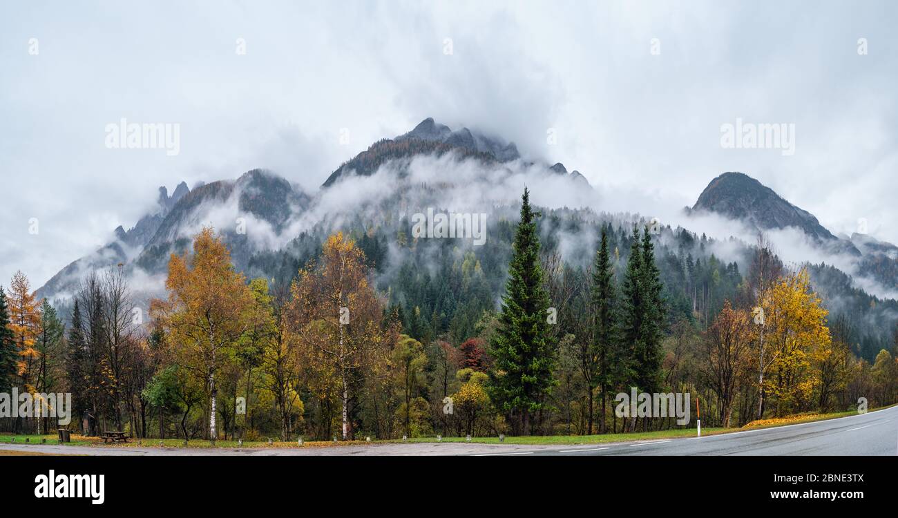 Wolkig und neblig Herbst alpine Bergkulisse. Österreichische Lienzer Dolomiten Alpen. Ruhige malerische Reisen, saisonal, Natur und Landschaft schön Stockfoto