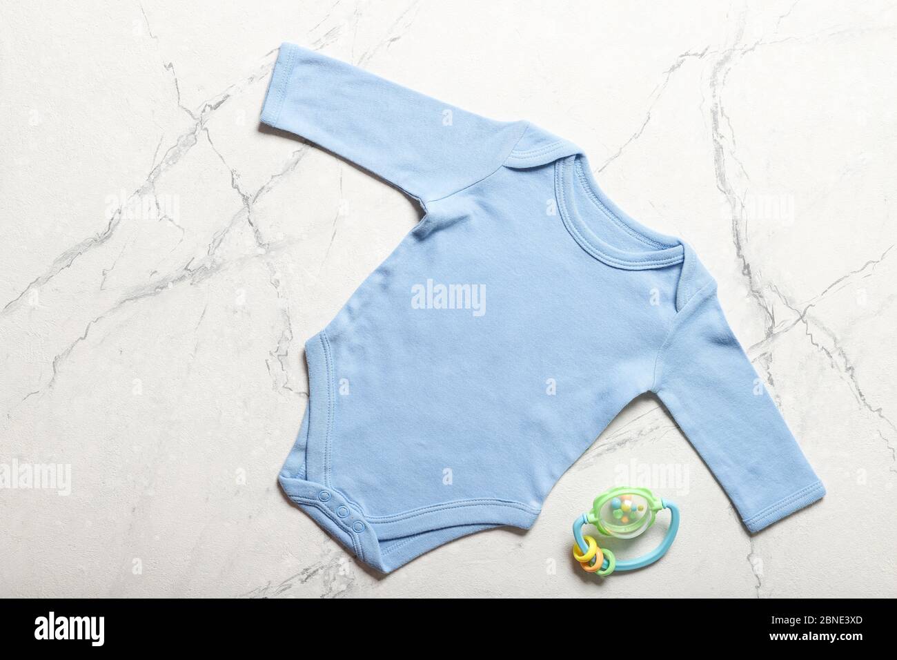 Flache Lay Zusammensetzung mit Baby Kleidung und Accessoires Stockfoto