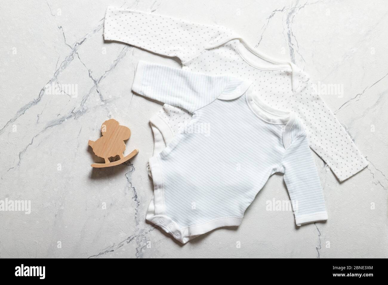 Flache Lay Zusammensetzung mit Baby Kleidung und Accessoires Stockfoto