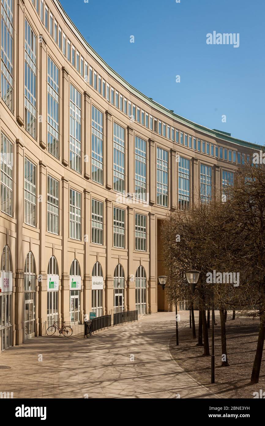 Schöne vertikale Aufnahme eines runden Gebäudes mit viel Der Geschäfte im ersten Stock Stockfoto