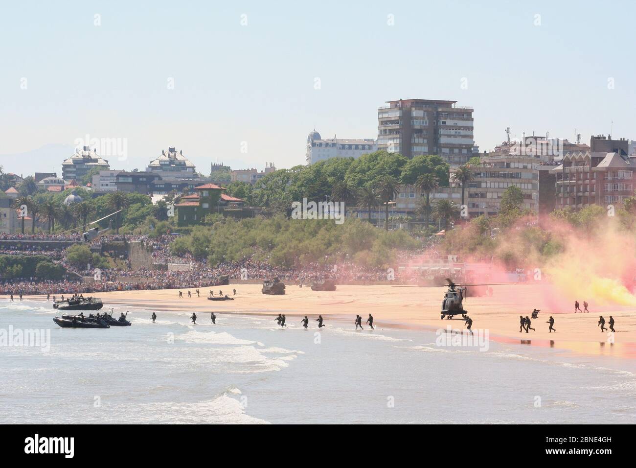 Serie 88 von 165 AAV-7A Amphibienfahrzeugen am Strand Eurocopter AS332B1 Super Puma Hubschrauber und Soldaten in der Brandung Tag Der Streitkräfte, 2009. Mai Stockfoto