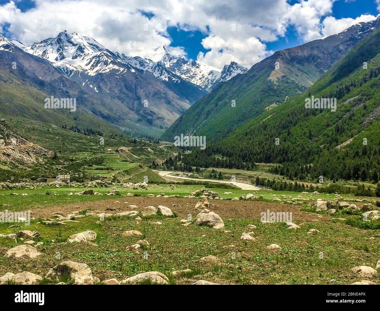 Das letzte Dorf, Spiti Valley, Himachal Pradesh – der Ort heißt Chitkul, das letzte Dorf an der Grenze zwischen Indien und China in Indien. Stockfoto