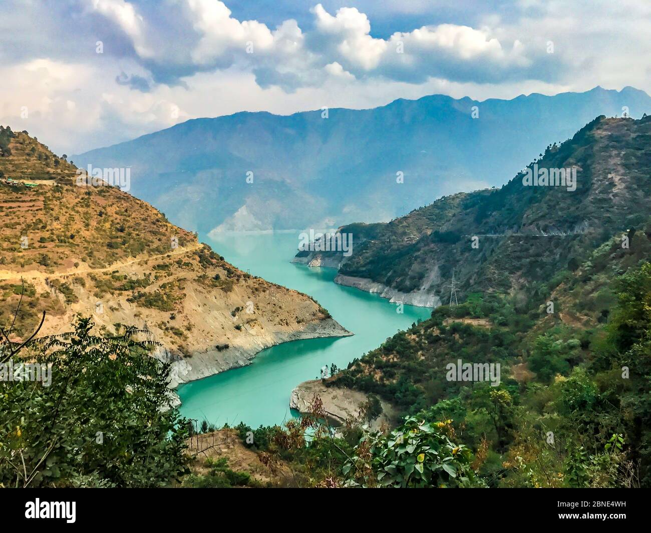 Magische Ansichten der Landschaft des Bhagirathi Flusses nahe Tehri Dam, Chamba, Uttarakhand, Indien. Der Tehri-Staudamm ist der höchste Staudamm in Indien. Grüne Berge. Stockfoto