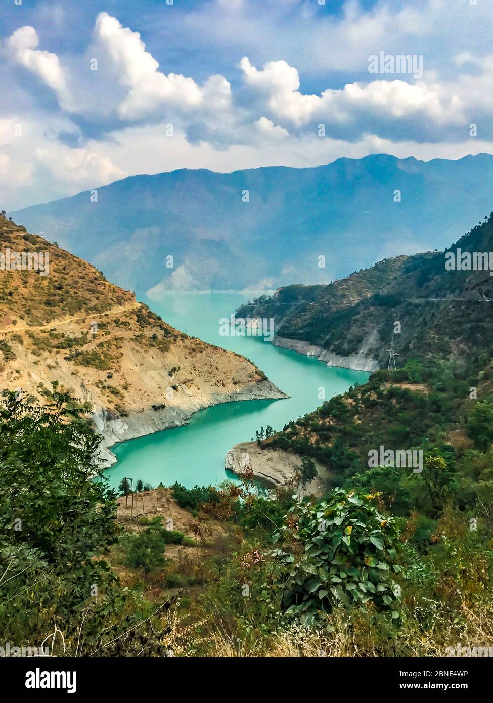 Magische Ansichten der Landschaft des Bhagirathi Flusses nahe Tehri Dam, Chamba, Uttarakhand, Indien. Der Tehri-Staudamm ist der höchste Staudamm in Indien. Grüne Berge. Stockfoto
