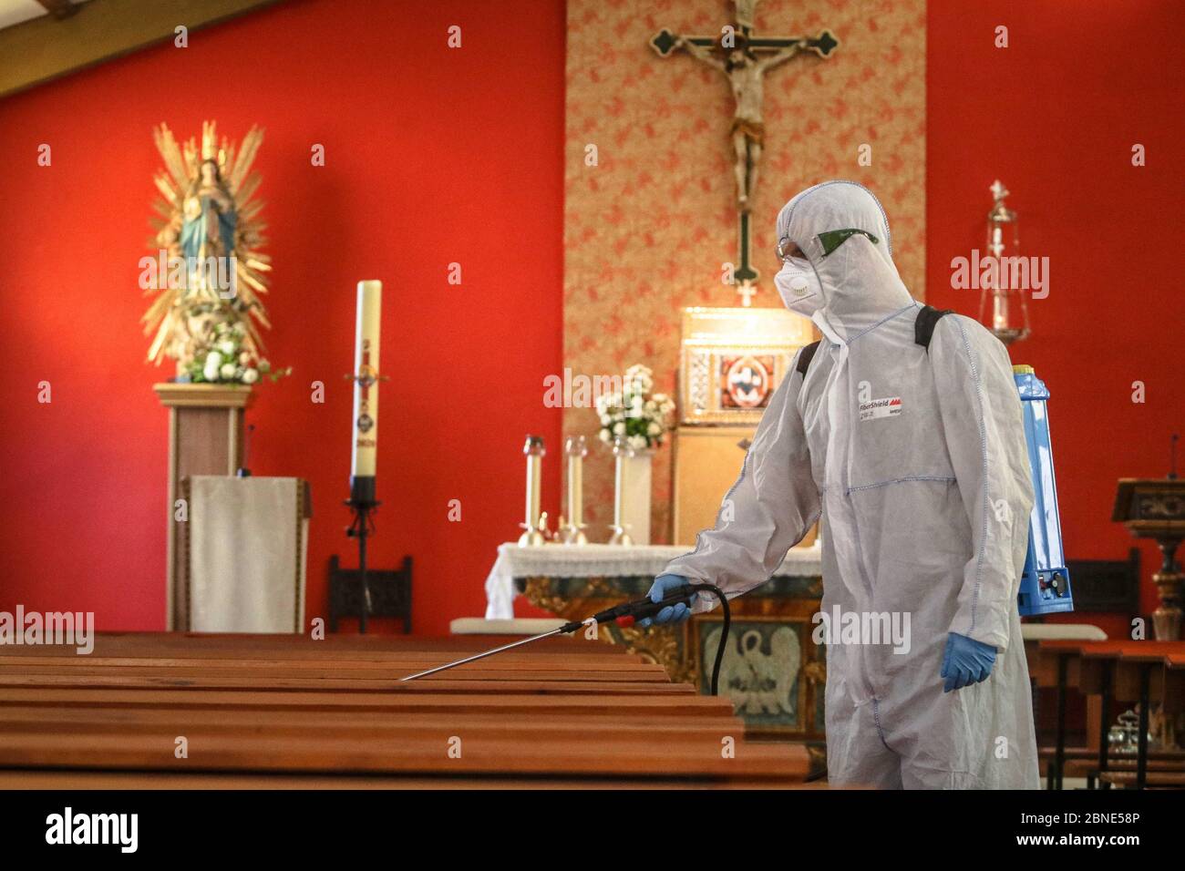 14. Mai 2020: Malaga, Spanien: Die Desinfektionsfirma Fearral führt Reinigungs- und Desinfektionsarbeiten in der Kirche Santa Maria Inmaculada in Torre de Benagalbon del Rincon de la Victoria aus, die aufgrund der Coronavirus-Krise altruistisch verursacht wurde. Kredit: Lorenzo Carnero/ZUMA Wire/Alamy Live News Stockfoto