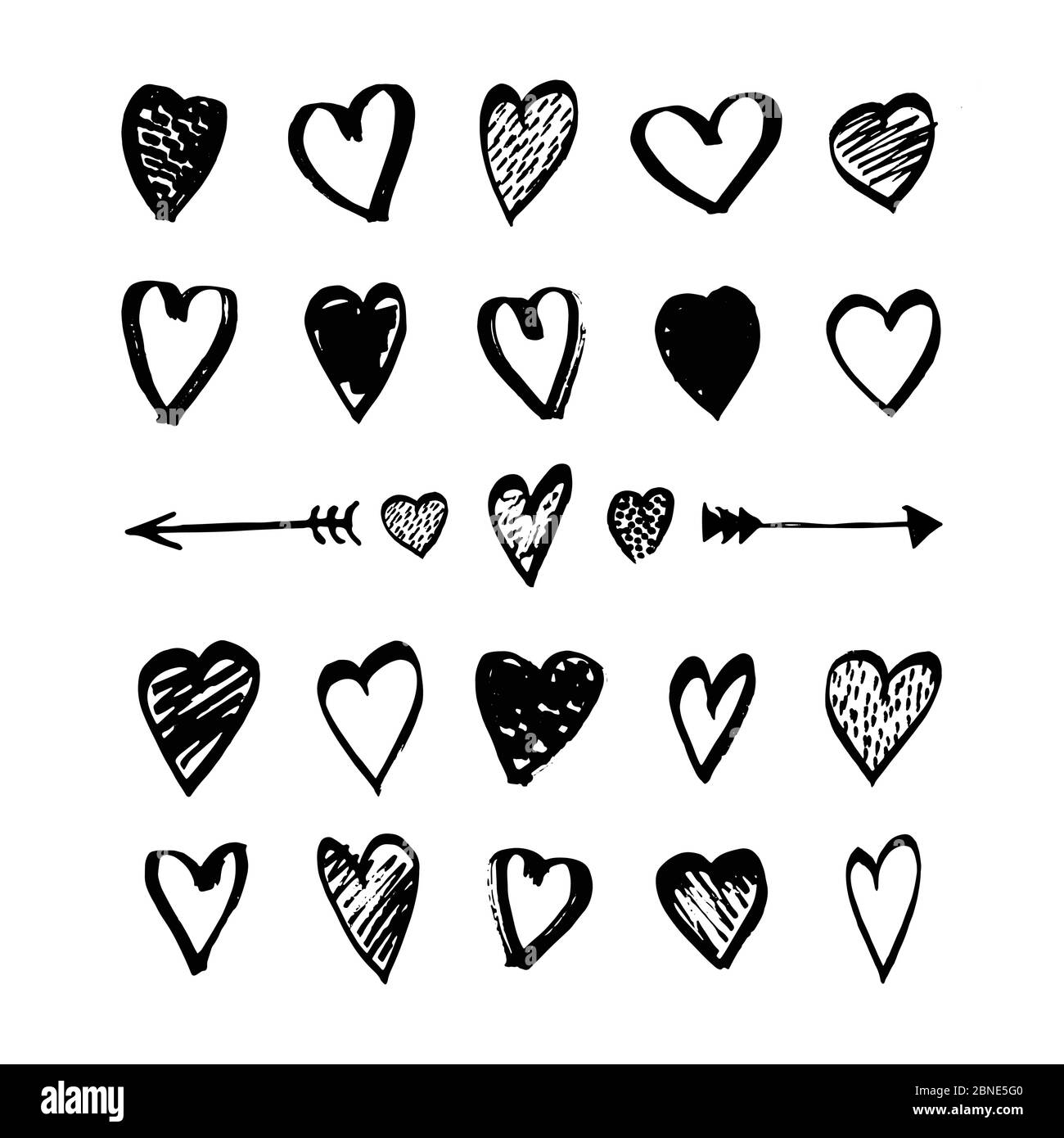 Herz und Pfeile Symbole von Hand gezeichnet im Doodle-Stil gesetzt. Skizzenhafte Designelemente für Valentinstag oder Hochzeit. Schwarze Love-Symbole auf Weiß isoliert. Ve Stock Vektor