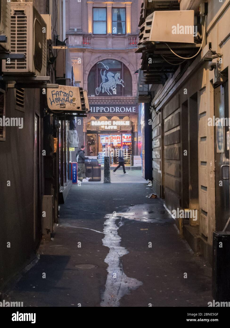 Das Hippodrome Casino von einer schäbigen Straße aus gesehen, London, Großbritannien Stockfoto