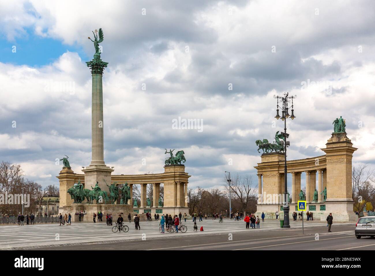 Budapest, Ungarn - 13. März 2016: Heldenplatz - Hauptplatz in Budapest. Ikonischer Statuenkomplex wichtiger ungarischer Nationalführer. Gruppen von Stockfoto
