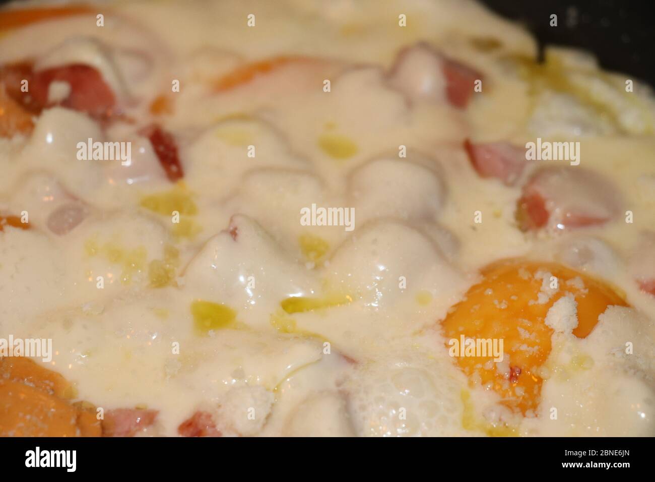 Eier mit Wurst und Käse auf einer Pfanne kochen Stockfoto
