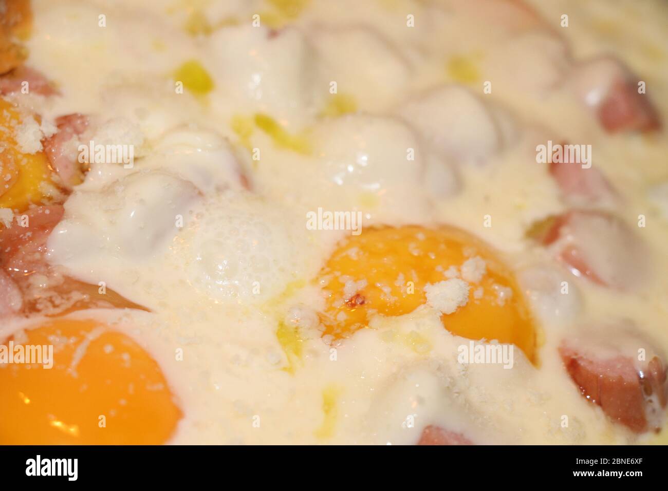 Eier mit Wurst und Käse auf einer Pfanne kochen Stockfoto