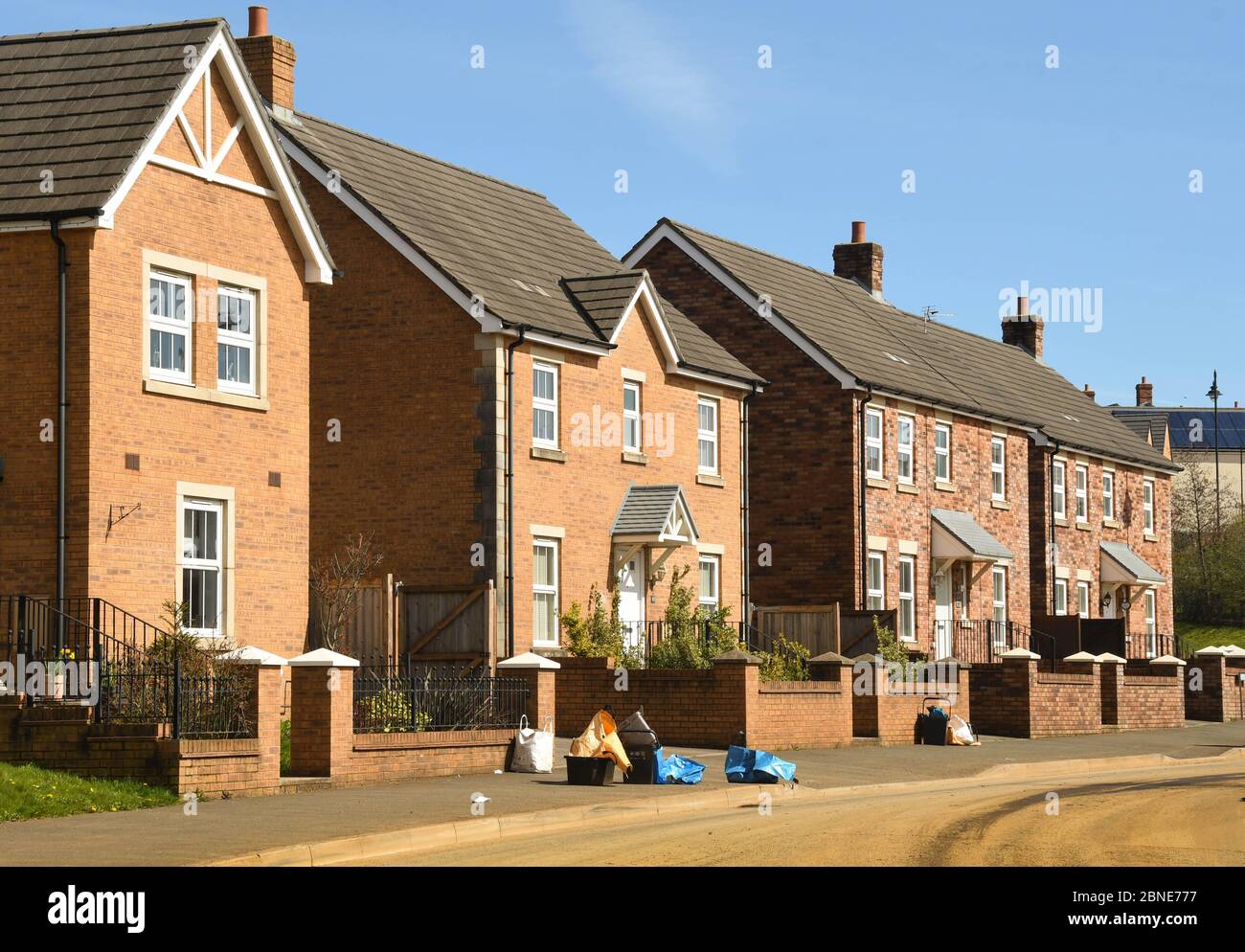 Bridgend, Wales - April 2018: Moderne Häuser auf einer neuen Wohnsiedlung in Südwales Stockfoto