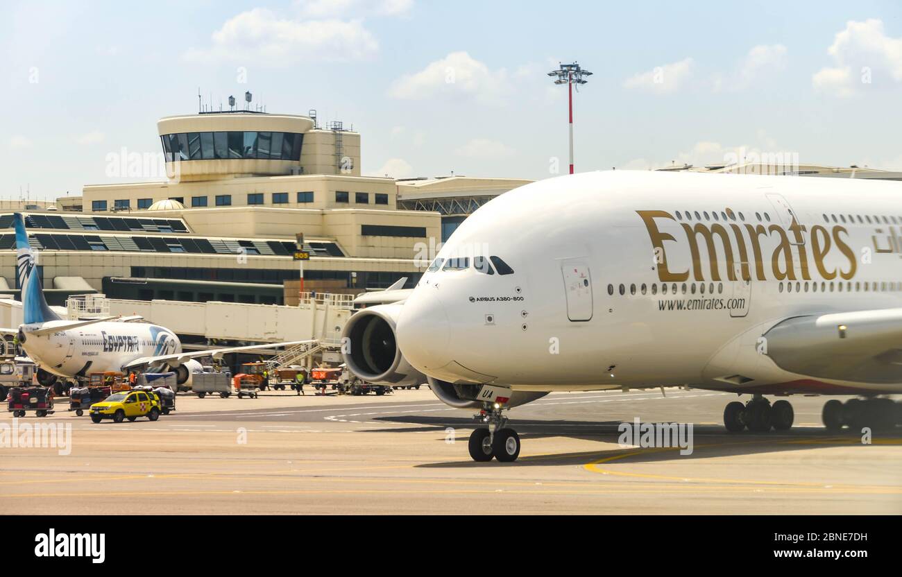 MAILAND, ITALIEN - JUNI 2019: Airbus A380 'Super Jumbo' Jet von Emirates wird für den Start vom Flughafen Mailand Malpensa betrieben. Stockfoto