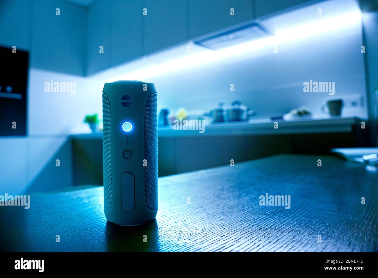 Innovation, Smart Wireless Lautsprecher auf dem Tisch zu Hause Nahaufnahme unscharfen Hintergrund Stockfoto