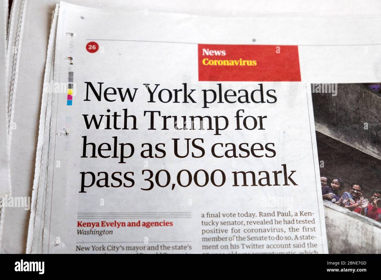 Guardian Zeitung inside page Covid Headline article Clipping "New York fleht Trump um Hilfe an, wenn US-Fälle 30,000 Mark überschreiten" März 2020 Großbritannien Stockfoto