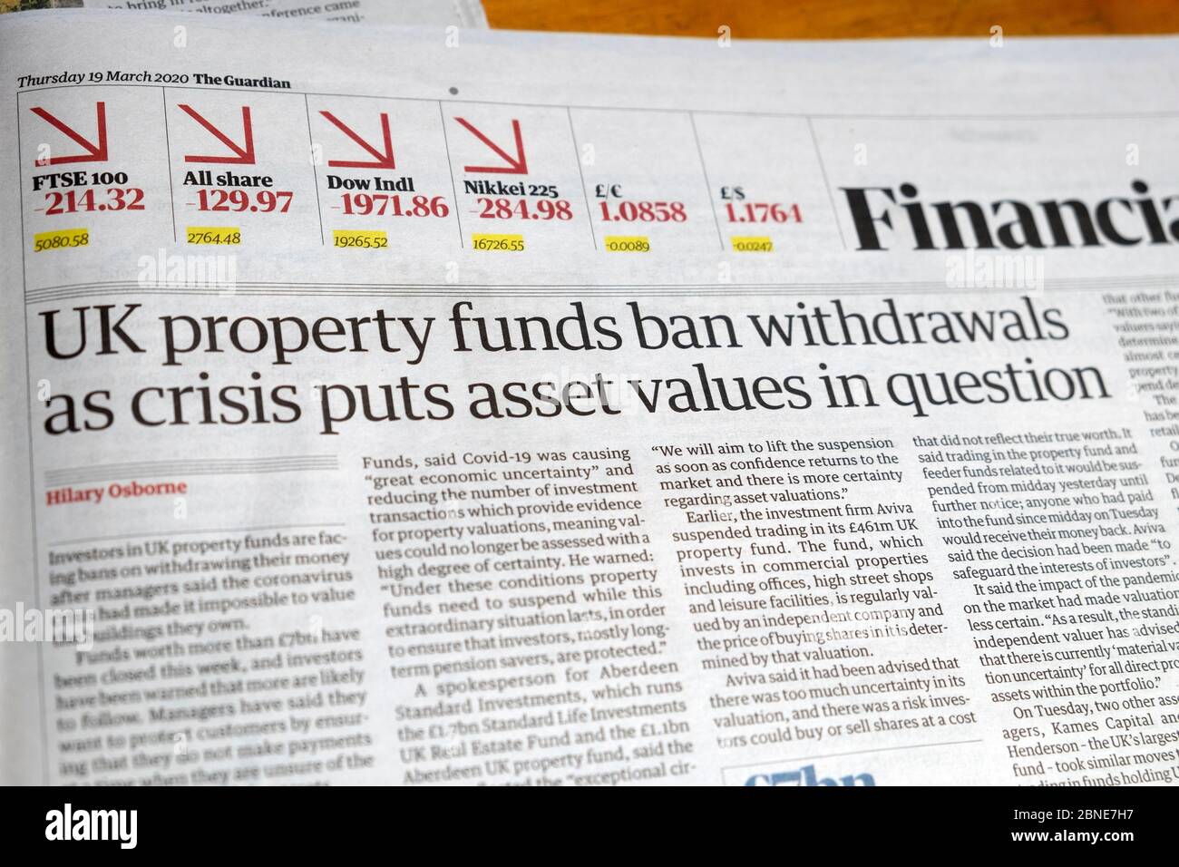 Finanzzeitung Covid Schlagzeile Artikel Clipping "UK Property Funds Ban Austritts as crisis puts Asset values in infrage" London März 2020 Großbritannien Stockfoto