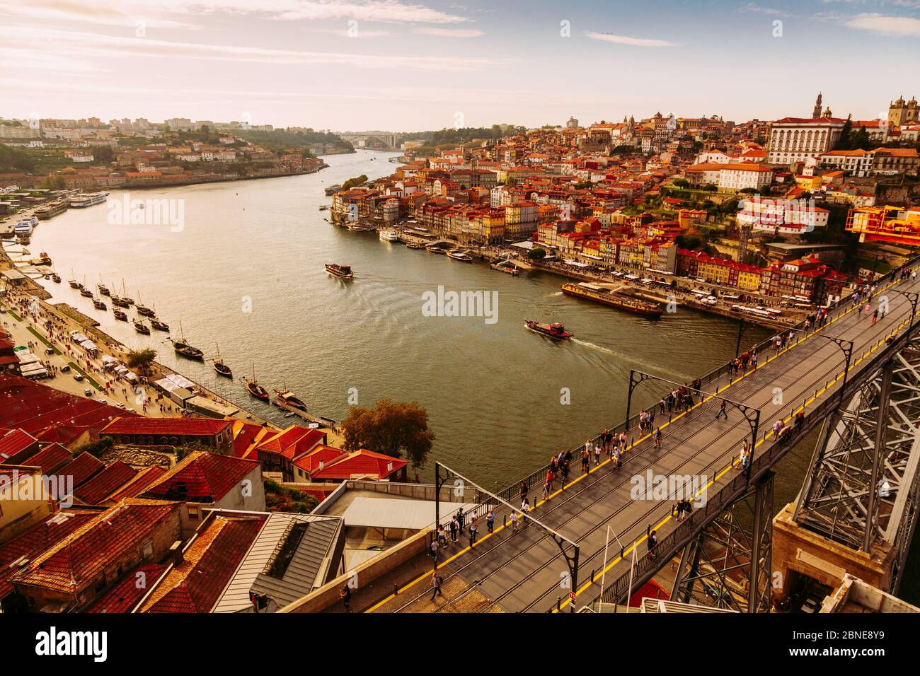 Porto, Portugal, malerischer Blick auf die Altstadt von Riberia und die Brücke Ponte de Dom Luis über den Douro. Stockfoto