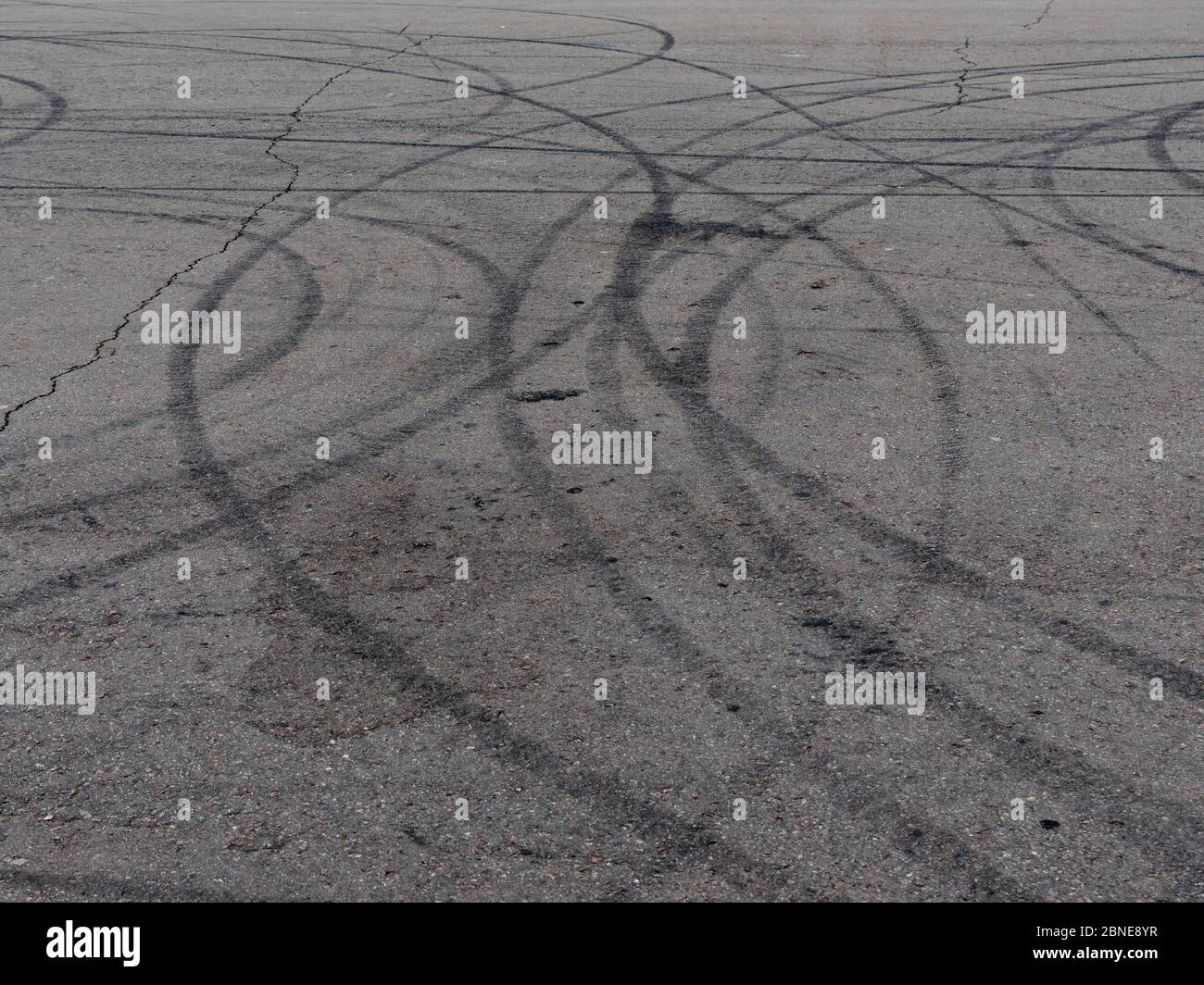 Schwarze Spur von Gummireifen auf dem Asphalt. Stockfoto