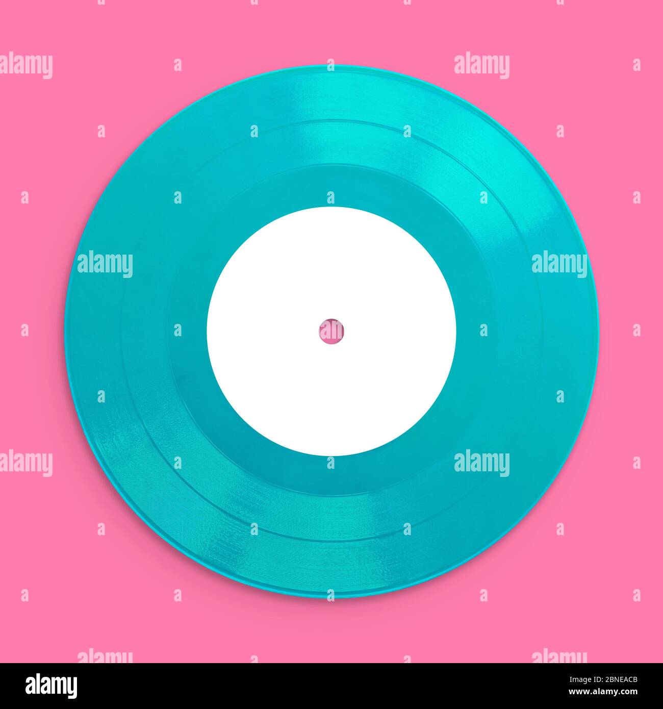 Vinyl Schallplattenmusik, Nahaufnahme, blank für die Anpassung des Labels, isoliert und in druckvollen Pastellfarben präsentiert, für nostalgisches Retro-kreatives Design Stockfoto