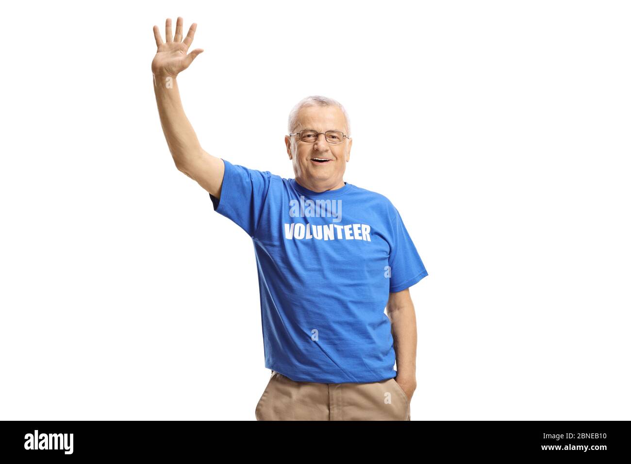 Ältere männliche Freiwillige winken isoliert auf weißem Hintergrund Stockfoto