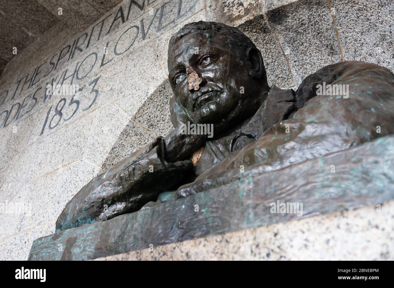 Die defaced Rhodes Bronzebüste am Rhodes Memorial, Kapstadt. Beachten Sie die fehlende Nase Stockfoto