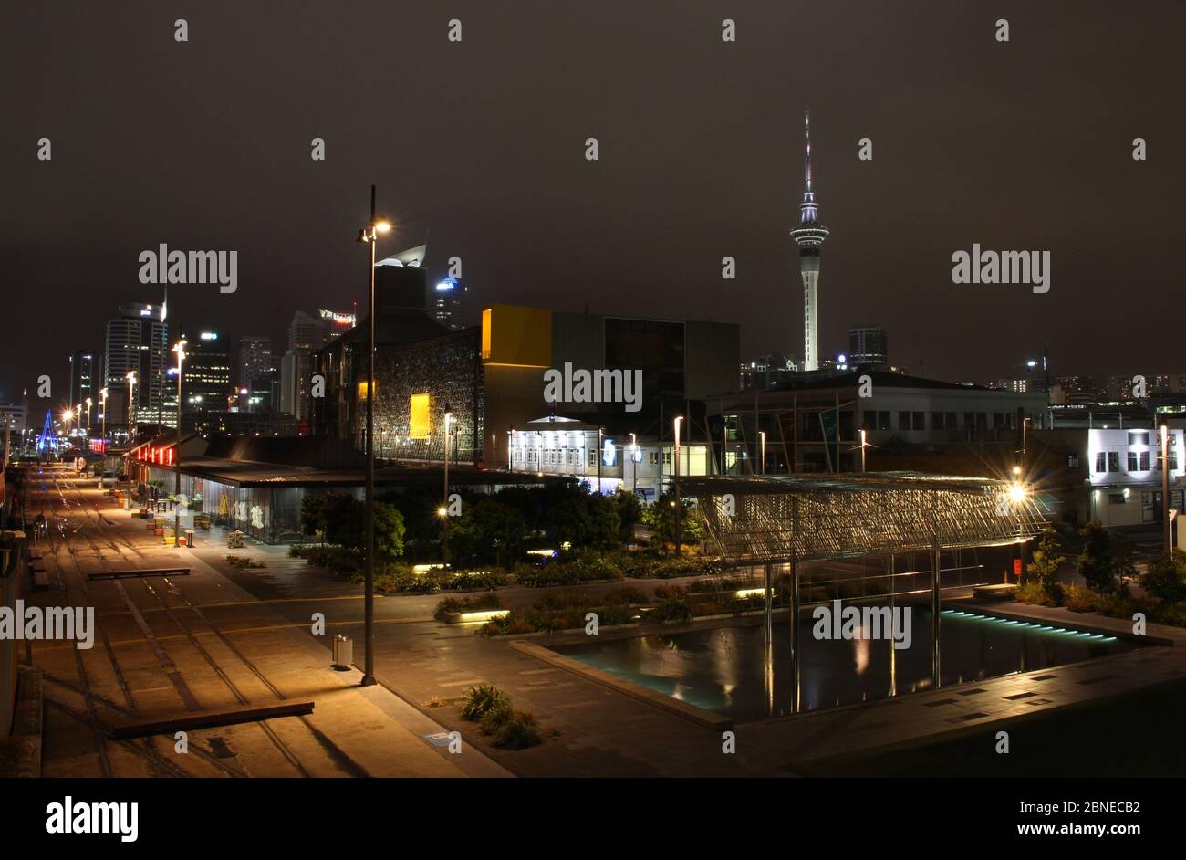Atemberaubende Aufnahme des leeren Auckland Harbour in Neuseeland mit Sky Tower im Hintergrund bei Nacht aus einer hohen Perspektive. Stockfoto