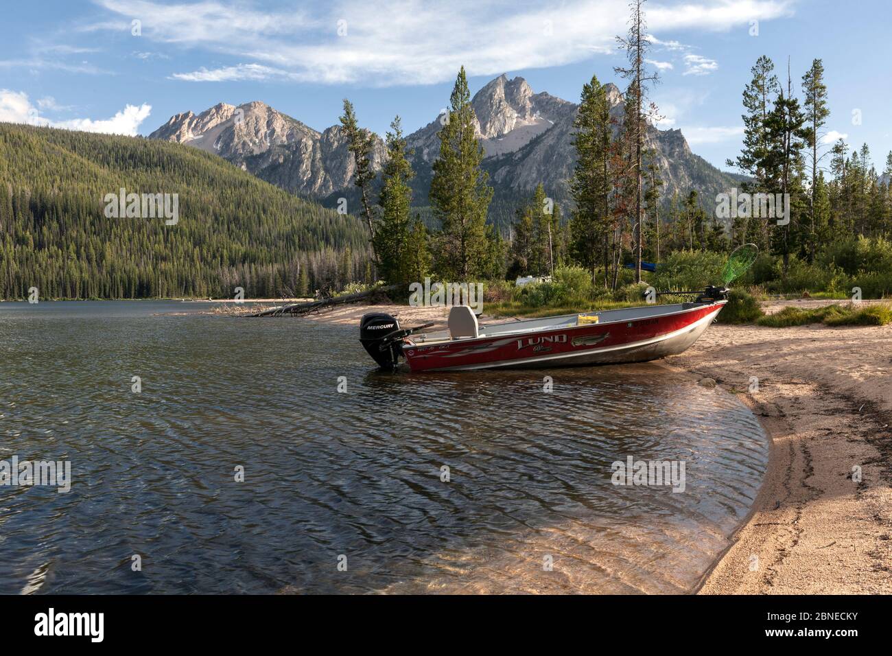 Boot am Ufer des Stanley Lake, Sawtooth National Recreation Area, Idaho, USA. Juli 2015. Stockfoto