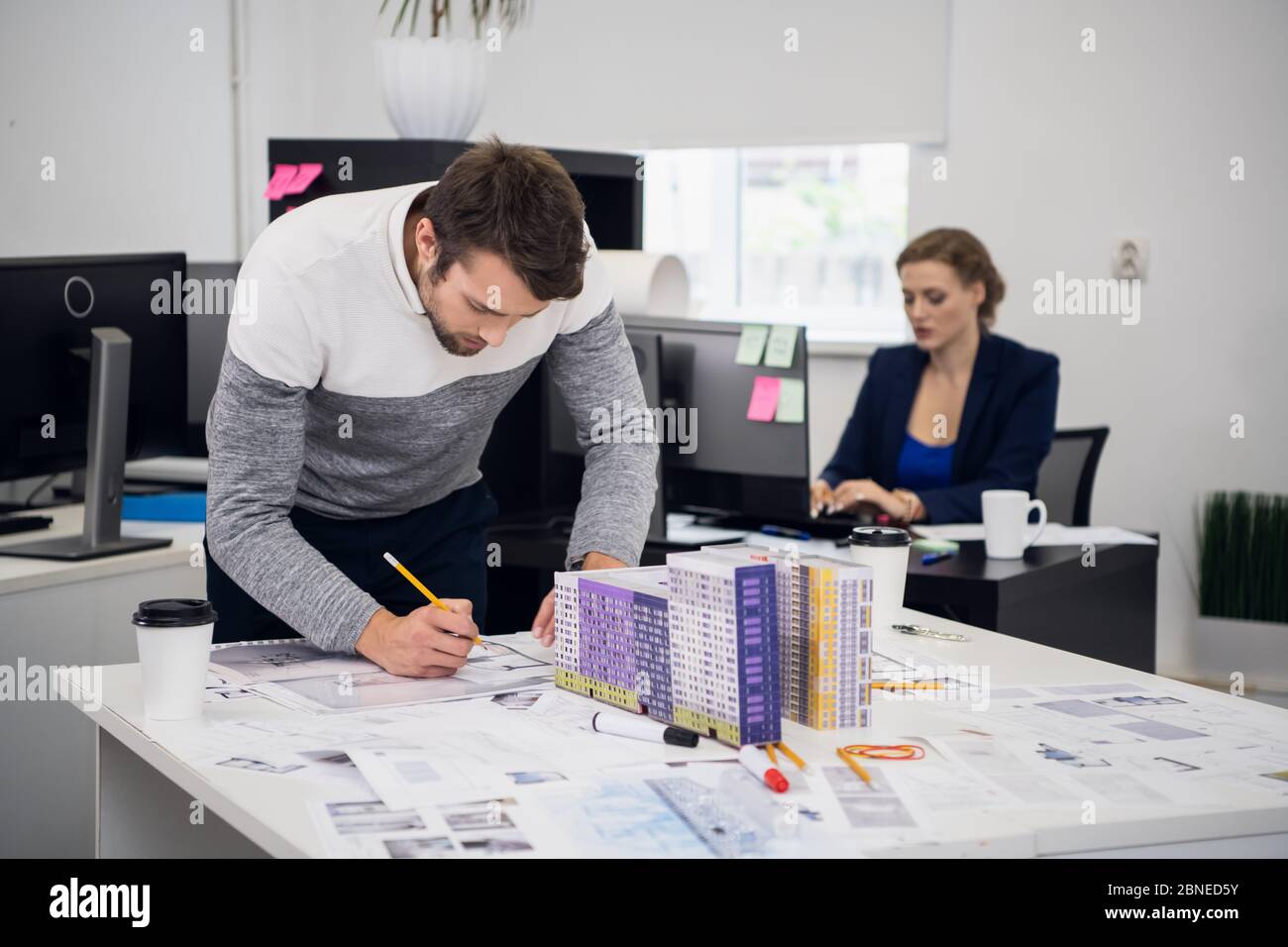 Zwei Kollegen, Mitarbeiter im Architektenbüro Stockfoto