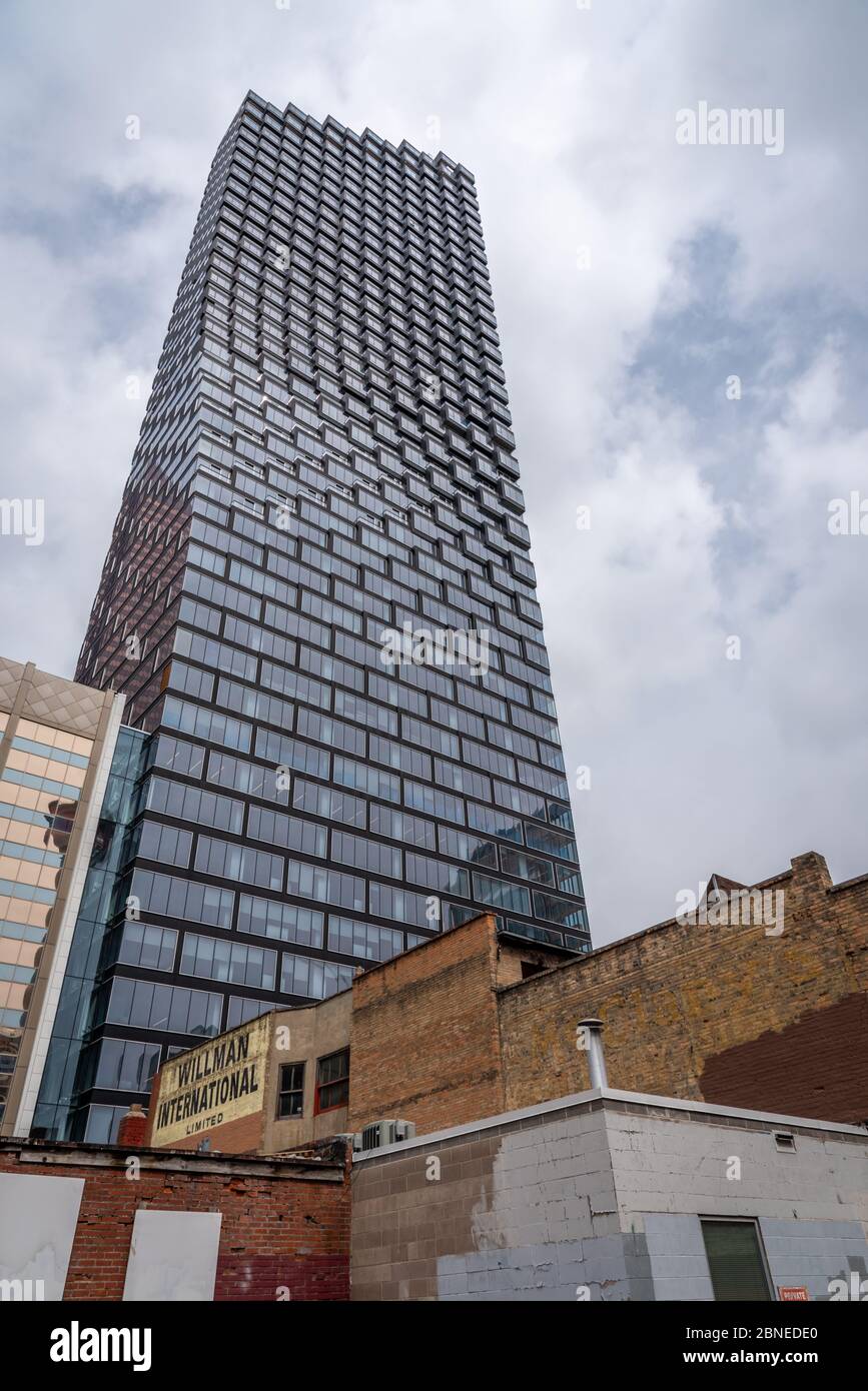 Calgary, Alberta - 10. Mai 2020: Blick auf Calgarys neuesten Wolkenkratzer - Telus Sky. Telus Sky wird eines der prominentesten Gebäude auf der c Stockfoto