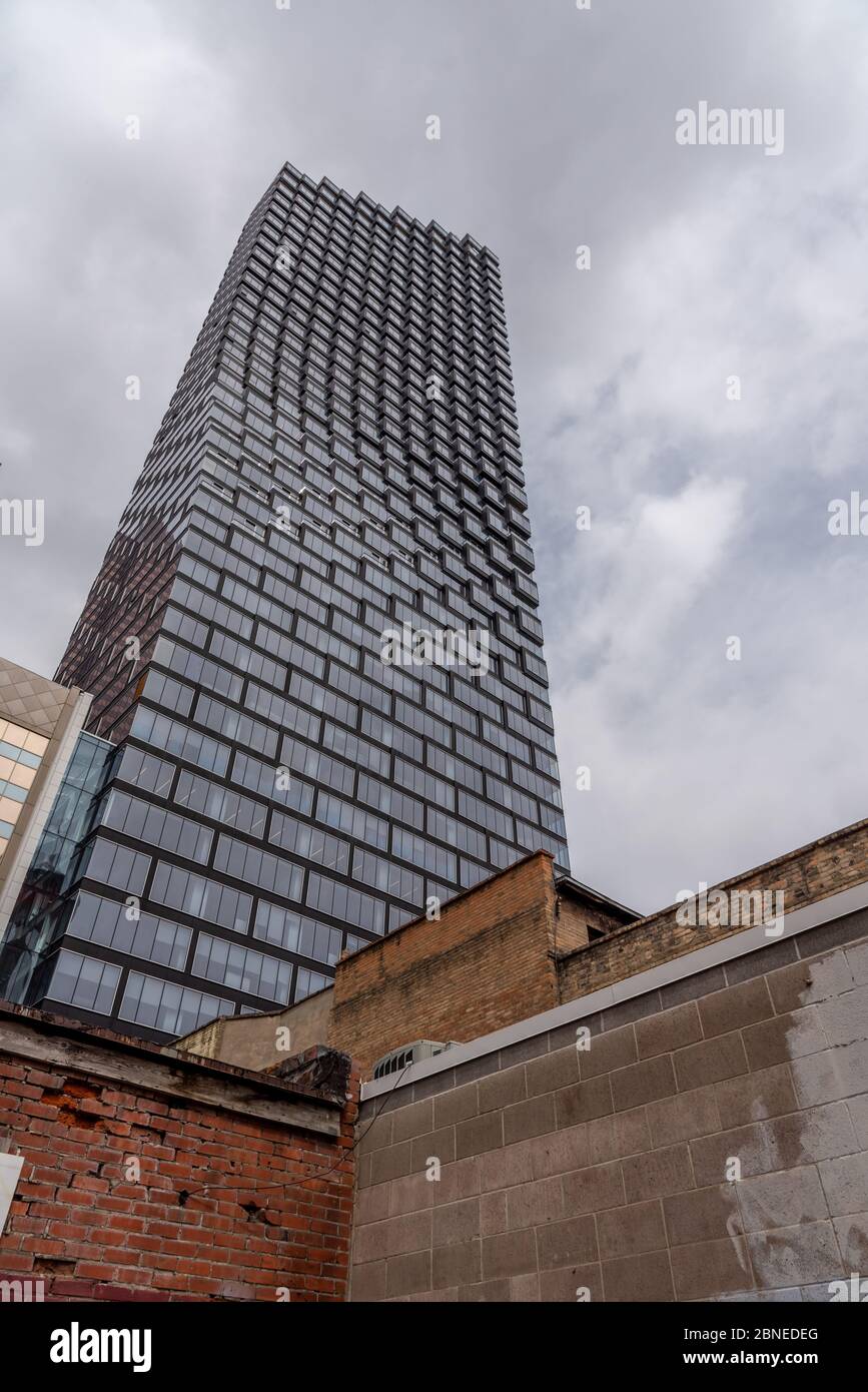 Calgary, Alberta - 10. Mai 2020: Blick auf Calgarys neuesten Wolkenkratzer - Telus Sky. Telus Sky wird eines der prominentesten Gebäude auf der c Stockfoto