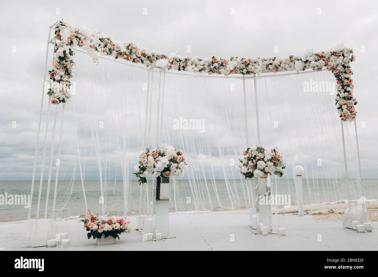 Wunderschöne Hochzeitsfeier. Bereich der Hochzeitszeremonie. Rundbogen, mit Blumen, Grün dekoriert Stockfoto
