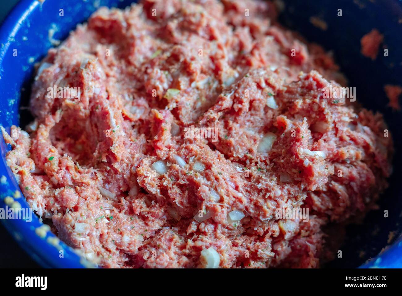 Fleischfüllung für die Herstellung von Fleischbällchen. Stockfoto