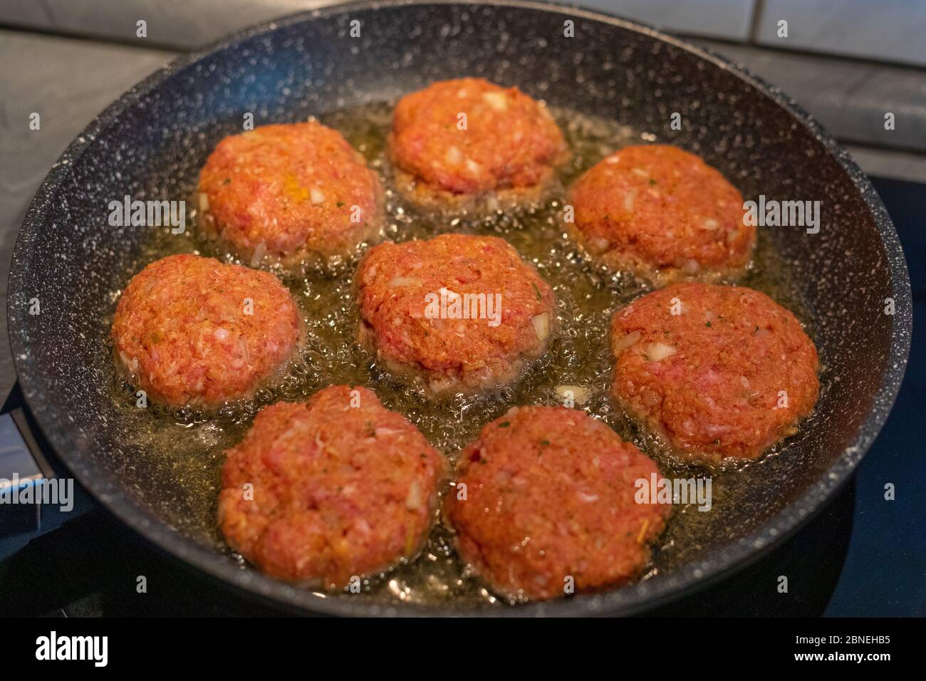 Rohes Fleisch Koteletts rissole Fleischbällchen von Hackfleisch in einer Pfanne. Stockfoto