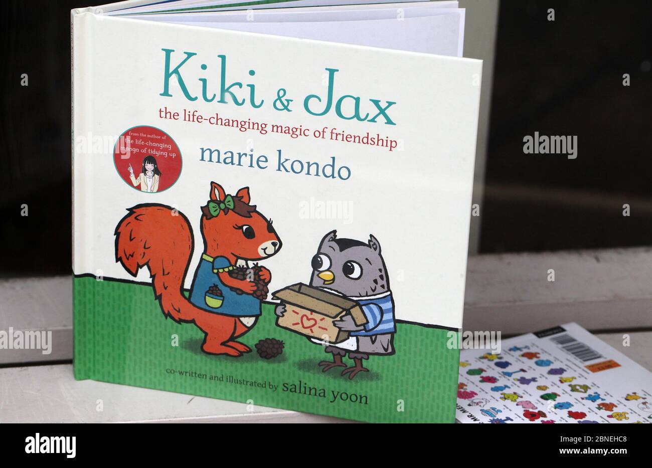 Kinderbuch über Freundschaft in einem Buchladen-Fenster Stockfoto