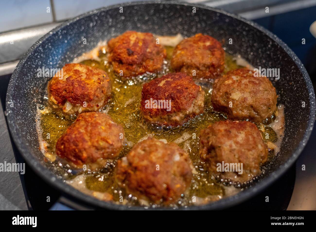Rohes Fleisch Koteletts rissole Fleischbällchen von Hackfleisch in einer Pfanne. Stockfoto