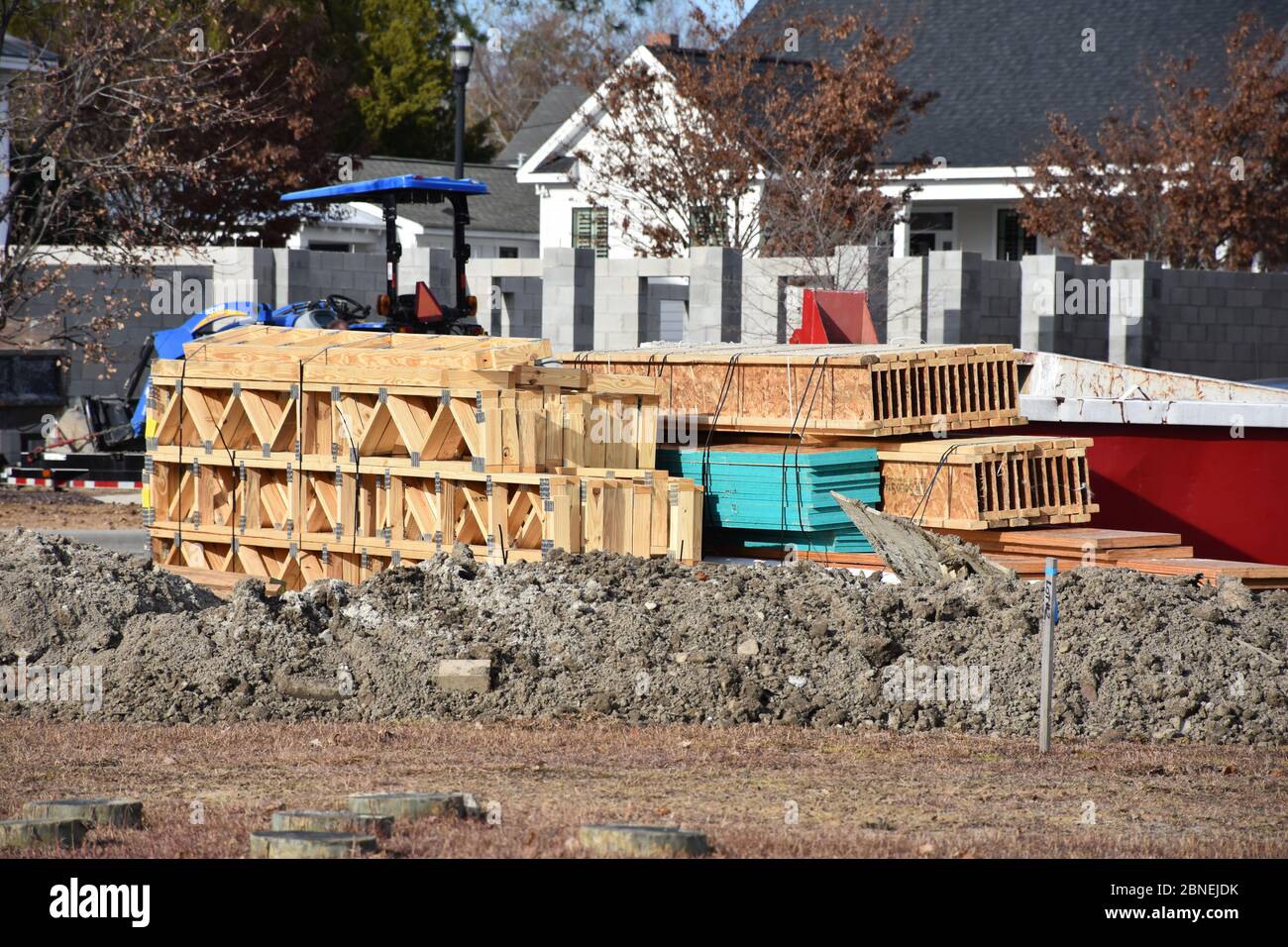 Eine Baustelle mit I Balken und Traversen fertig für den Bau. Stockfoto