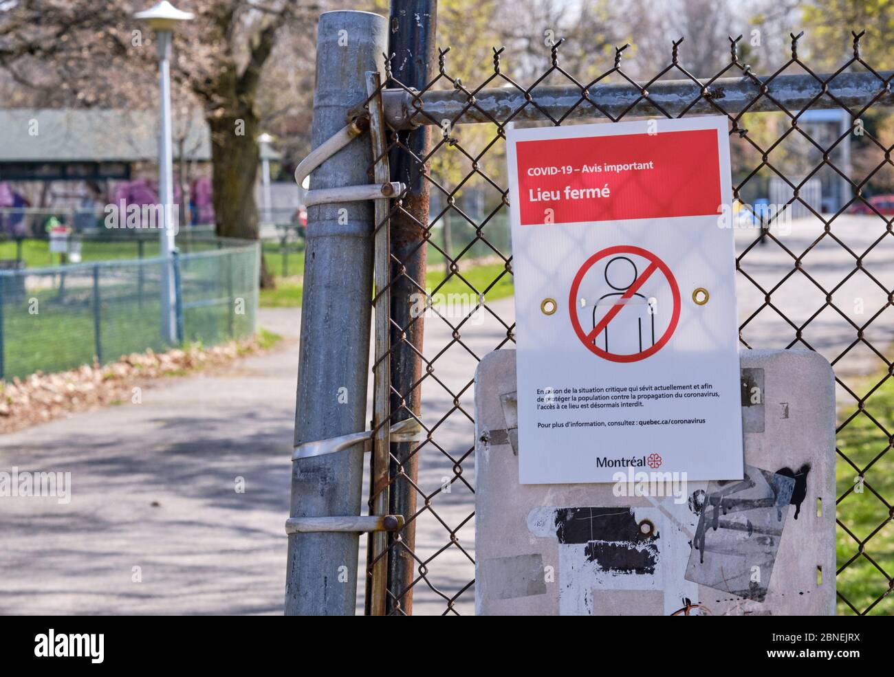 Montreal, Quebec, Kanada. Mai 2020. Neue Parkschließung im östlichen Ende von Montreal, Schild schließt Zugang zur Südseite des Parc Pierre-Bédard, in Mercier Hochelaga Maisonneuve, einer der am stärksten von der Covid 19 Pandemie betroffenen Teil von Montreal. . Stockfoto