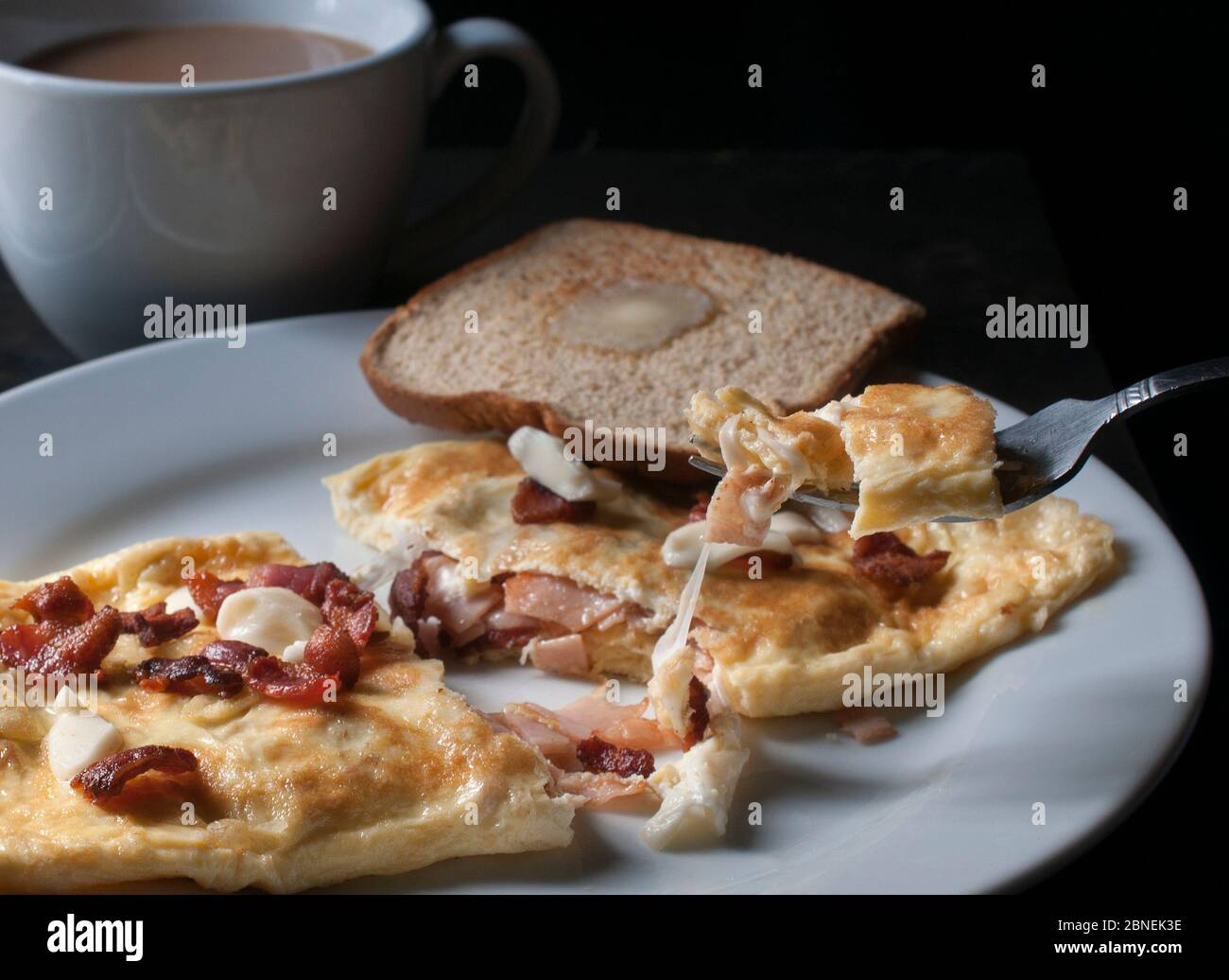 Konzept der Makrofotografie, Frühstück oder Frühstück, Omelette mit Toast und Butter Stockfoto