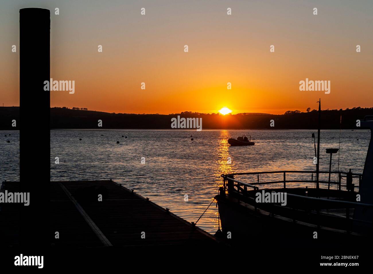 Courtmacsherry, West Cork, Irland. Mai 2020. Die Sonne geht spektakulär über Courtmacsherry Marina nach einem Tag voller Sonnenschein unter. Credit: AG News/Alamy Live News Stockfoto