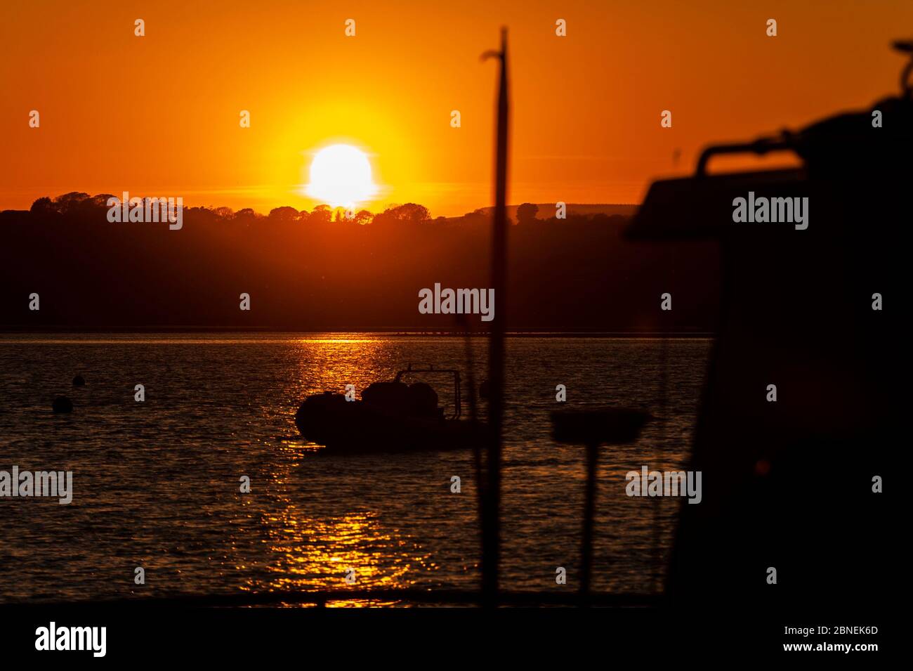 Courtmacsherry, West Cork, Irland. Mai 2020. Die Sonne geht spektakulär über Courtmacsherry Marina nach einem Tag voller Sonnenschein unter. Credit: AG News/Alamy Live News Stockfoto