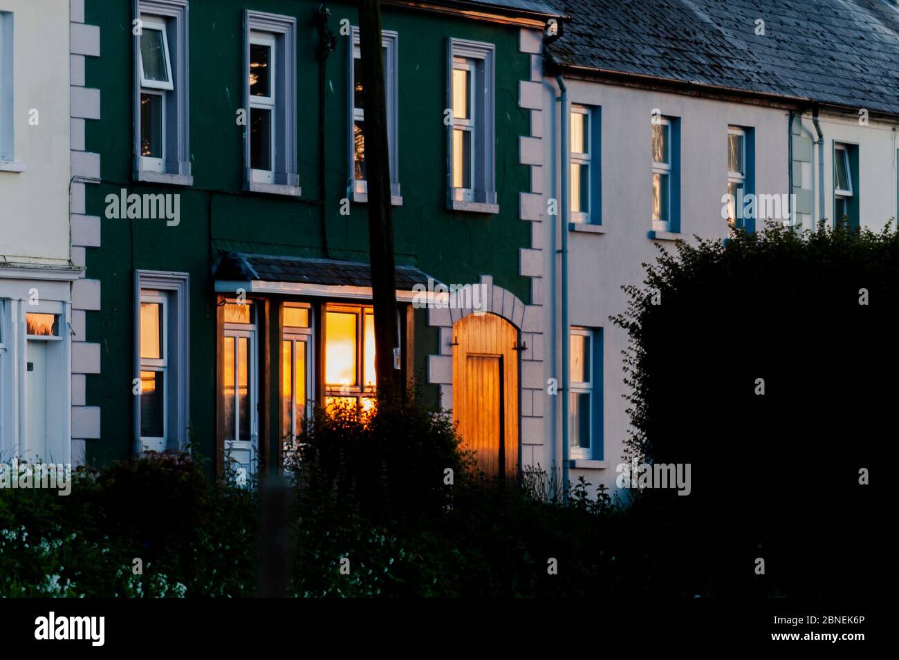 Courtmacsherry, West Cork, Irland. Mai 2020. Die Sonne geht spektakulär als Spiegelung in einem Fenster eines Hauses in Courtmacsherry nach einem Tag voller Sonnenschein unter. Credit: AG News/Alamy Live News Stockfoto