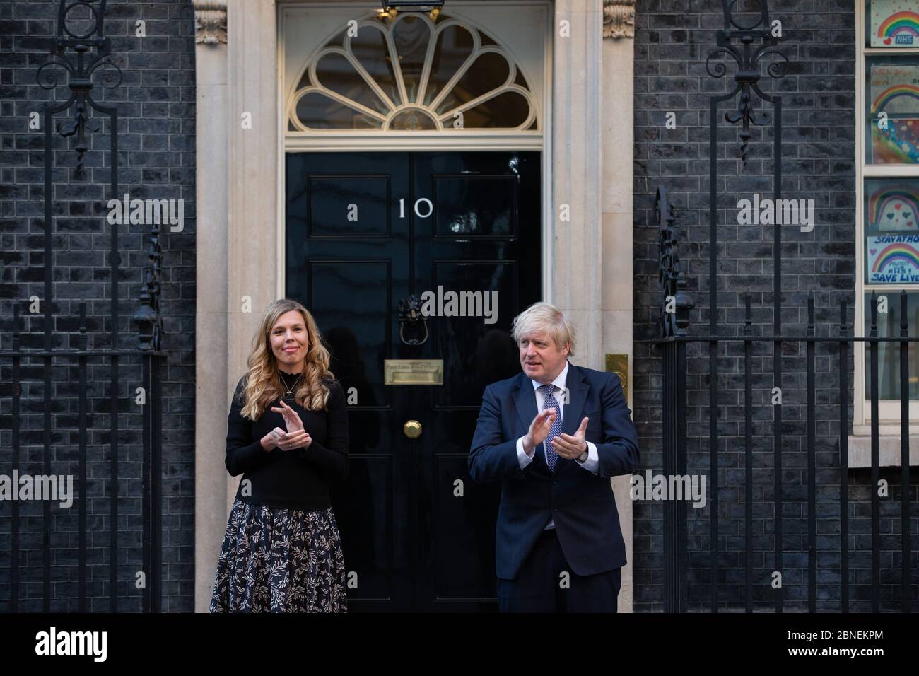 London, Großbritannien. Mai 2020. Boris Johnson wird vor der Türschwelle von Number 10 von seiner Verlobten Carrie Symonds begleitet, um für die Betreuer zu klatschen. Es ist das erste Mal, dass sie seit der Geburt ihres Sohnes Wilfred zusammen gesehen wurden. Sie applaudieren den NHS- und Pflegekräften. Quelle: Mark Thomas/Alamy Live News Stockfoto