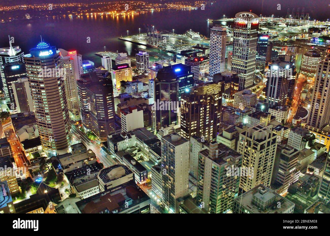 Atemberaubende Aufnahme des Stadtzentrums von Auckland in Neuseeland bei Nacht von oben. Foto vom Sky Tower. Stockfoto