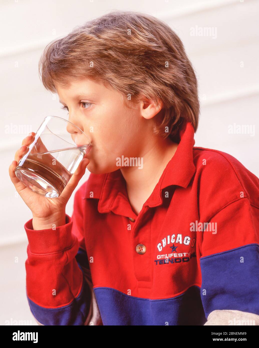 Junges Mädchen, das ein Glas Wasser trinkt, Winkfield, Berkshire, England, Großbritannien Stockfoto