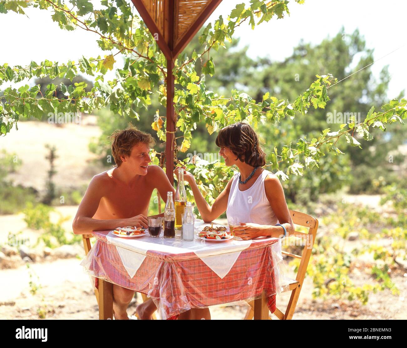 Junges Paar essen in der griechischen Taverne, in der Nähe von Sidari, Korfu, Ionische Inseln, Griechenland Stockfoto