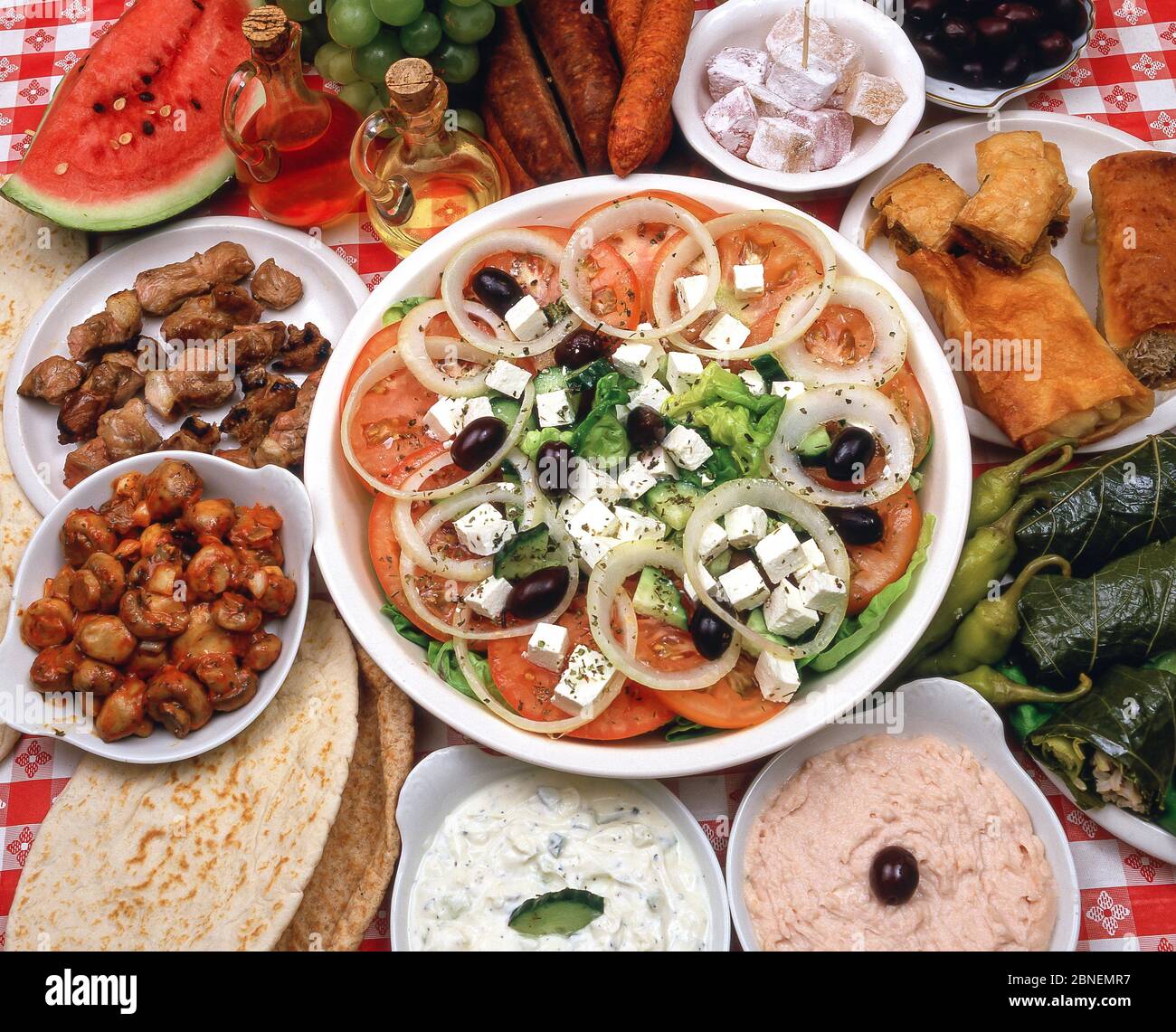 Griechische Meze Auswahl mit griechischem Salat, Korfu Altstadt, Kerkyra, Korfu, Ionische Inseln, Griechenland Stockfoto