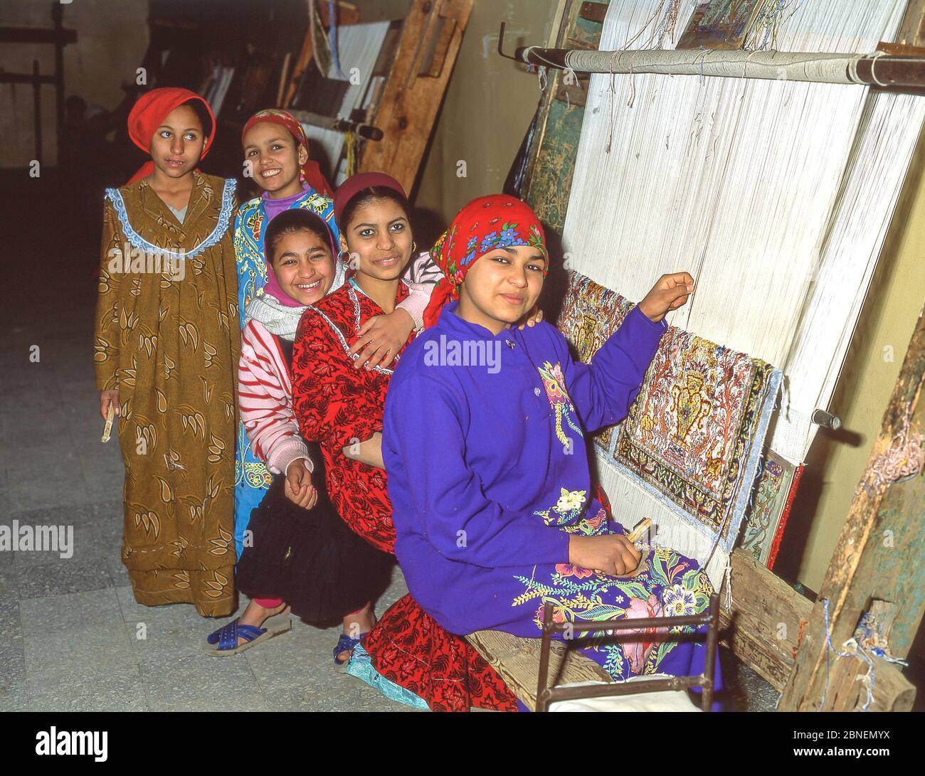 Kleine Kinder arbeiten in Teppichfabrik, Kairo, Republik Ägypten Stockfoto